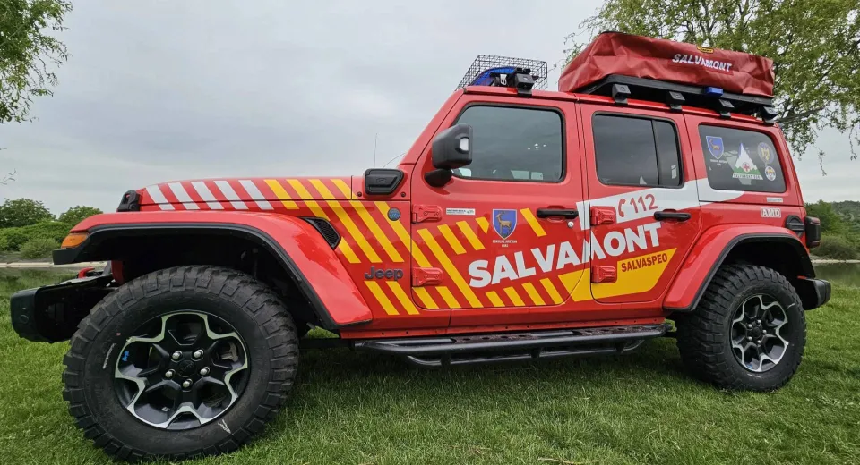 Foto Cea mai performantă mașină de intervenție de tip ambulanță din România, în dotarea Salvamont Gorj 