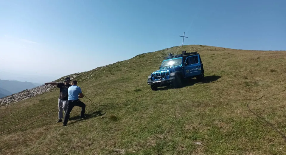 Foto Turiști din Cehia, care au derapat pe un drum forestier, ajutați de jandarmii montani din Rânca