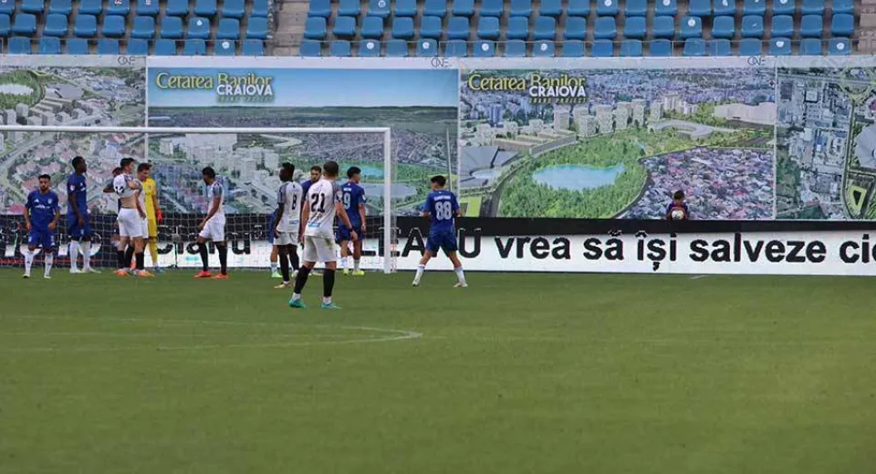 Foto Mai interesantă decât meciul a fost reclama de pe margine