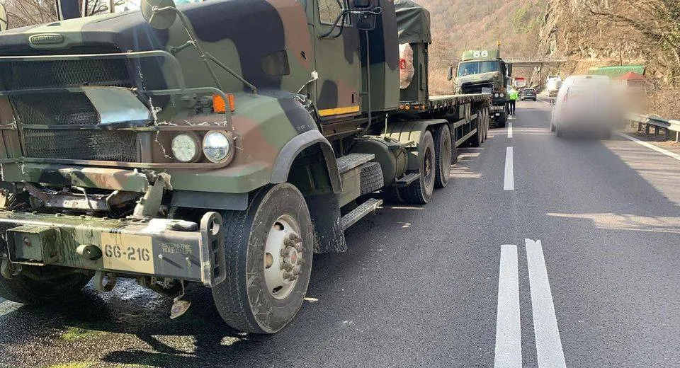 Foto Autovehicule din convoiul NATO, implicate în accident în Vâlcea