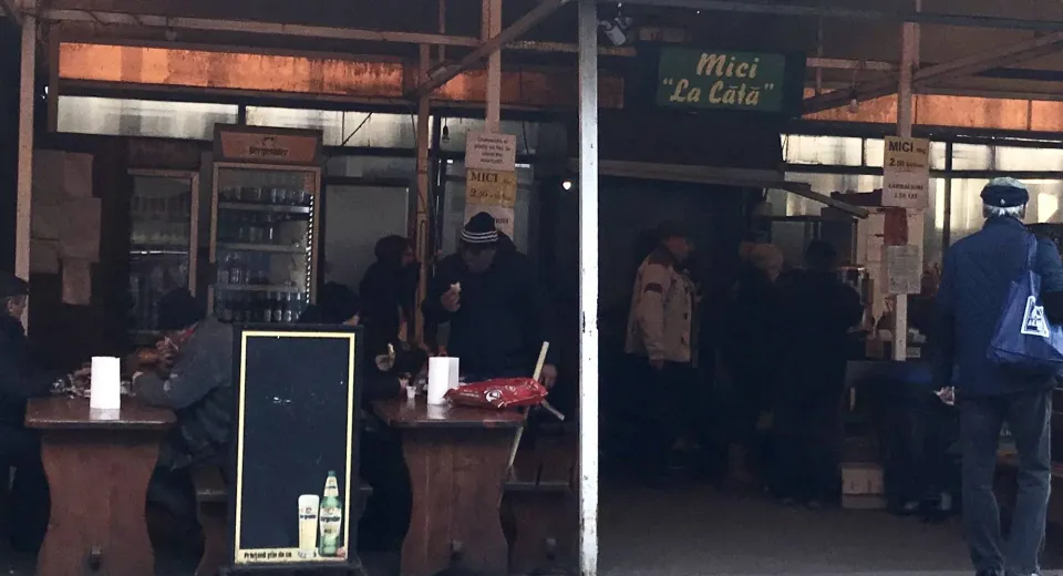 Foto Oltenii, la mici și bere în zi de sărbătoare