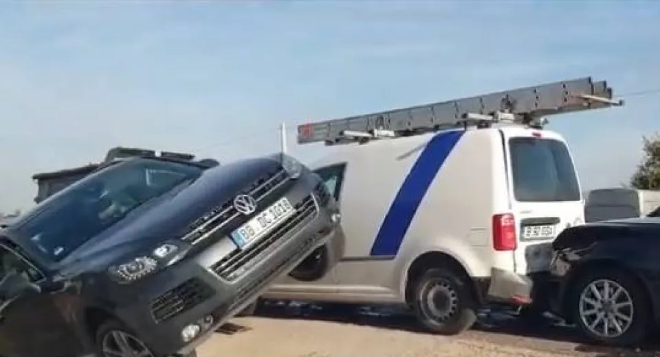 Foto Trei mașini implicate în accident la Șimian 