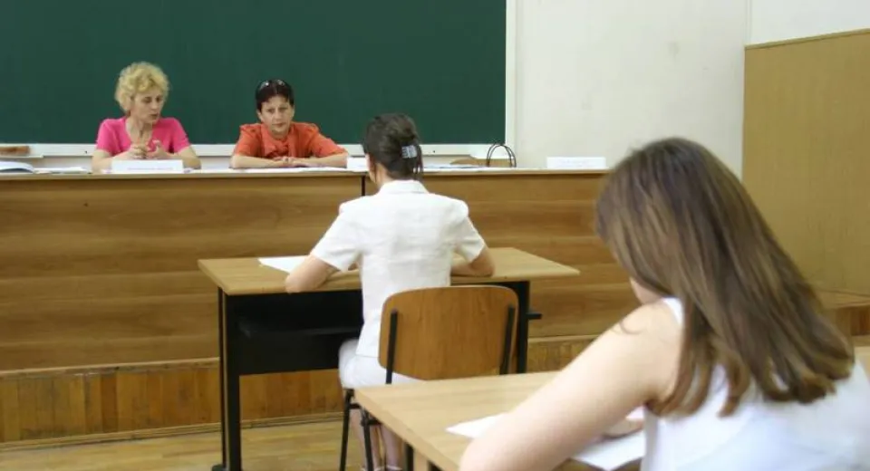 Foto Absolvenţii de liceu,  maturi şi nu prea