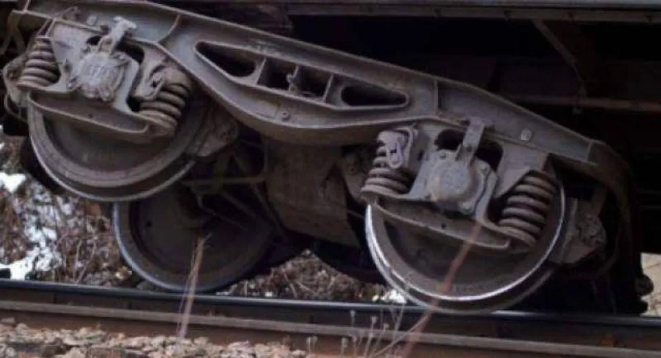 Foto Un tren a deraiat la Drăgănești Olt: pasagerii sunt preluați cu autobuze între Caracal și Radomirești
