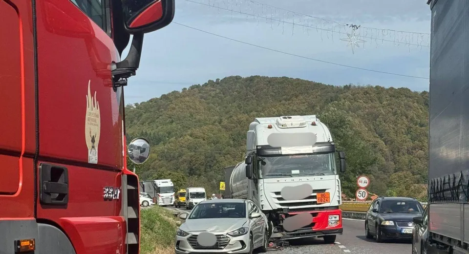 Foto VÂLCEA: Trei persoane la spital, în urma unui accident petrecut în localitatea Bujoreni 