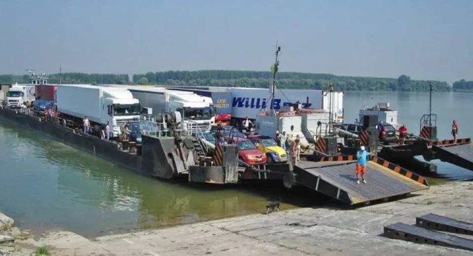 Foto DOLJ: A fost reluat tranzitul Dunării cu feribotul pe la Bechet 