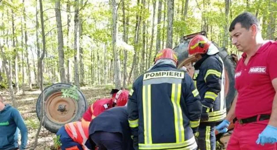 Foto GORJ: Bărbat prins sub un tractor 