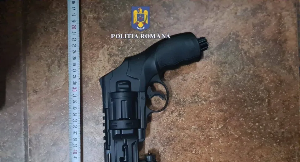 Foto Ce au găsit polițiștii în urma perchezițiilor derulate în Gorj 