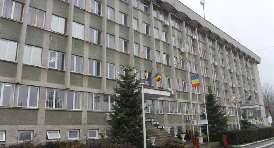 Foto A fost reținută femeia care a distrus mașinile de poliție din curtea IPJ Gorj