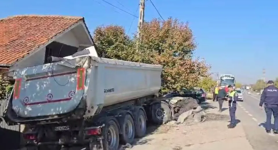 Foto GORJ: Accident la Plopșoru. Un TIR a ieșit de pe carosabil și s-a oprit într-un gard