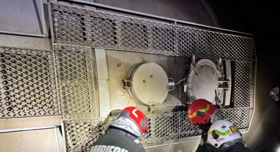 Foto MEHEDINȚI: A fost emis mesaj Ro-Alert după ce vagoane încărcate cu benzină au deraiat