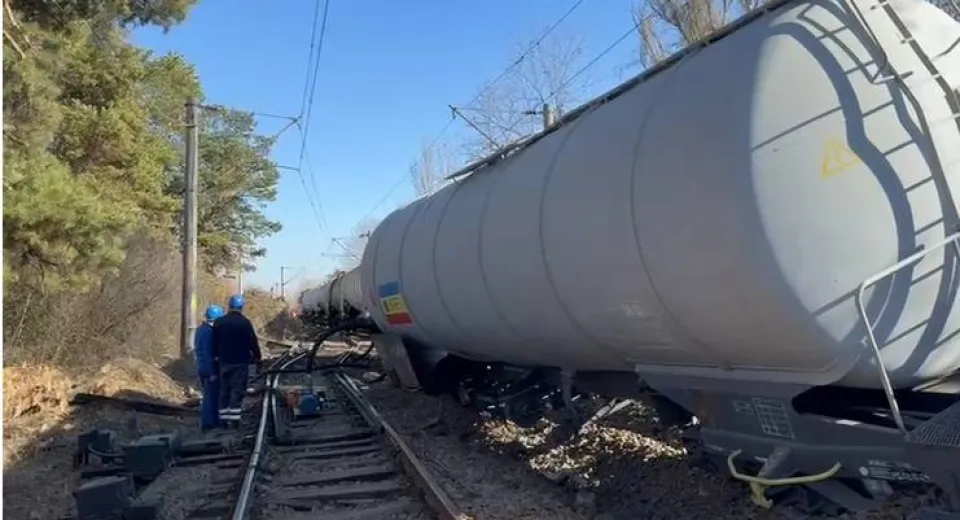Foto MEHEDINȚI: A început operațiunea de transvazare a benzinei din vagoanele deraiate și răsturnate