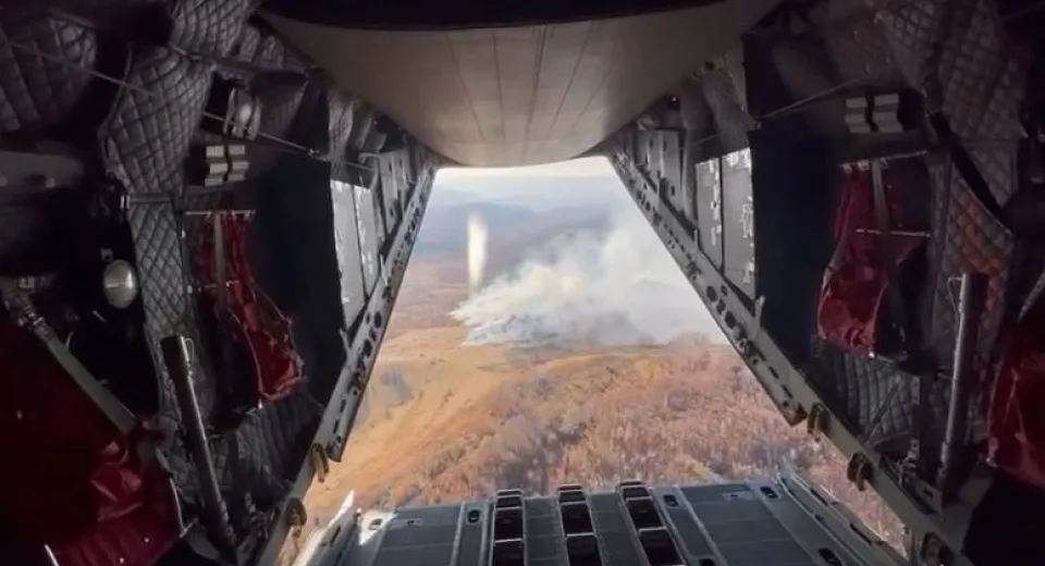 Foto Incendii de vegetație în trei zone din Mehedinți. De cinci zile, pompierii luptă cu flăcările  