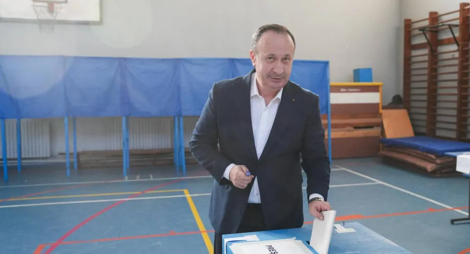 Foto Ministrul Câciu a votat la Craiova