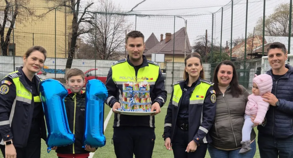 Foto Surpriză pentru un copil din Craiova. Prietenii de la IPJ Dolj i-au fost alături de ziua lui 