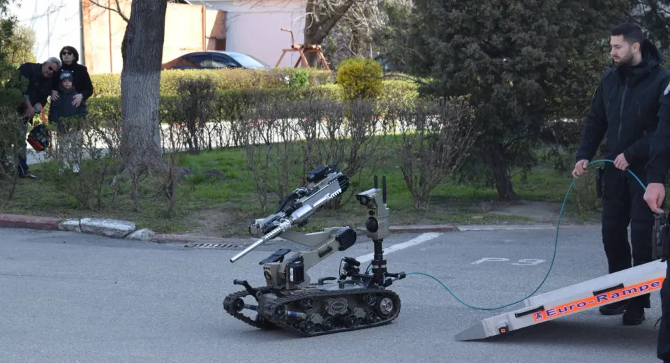 Foto Robotul pirotehnic în misiuni periculoase   