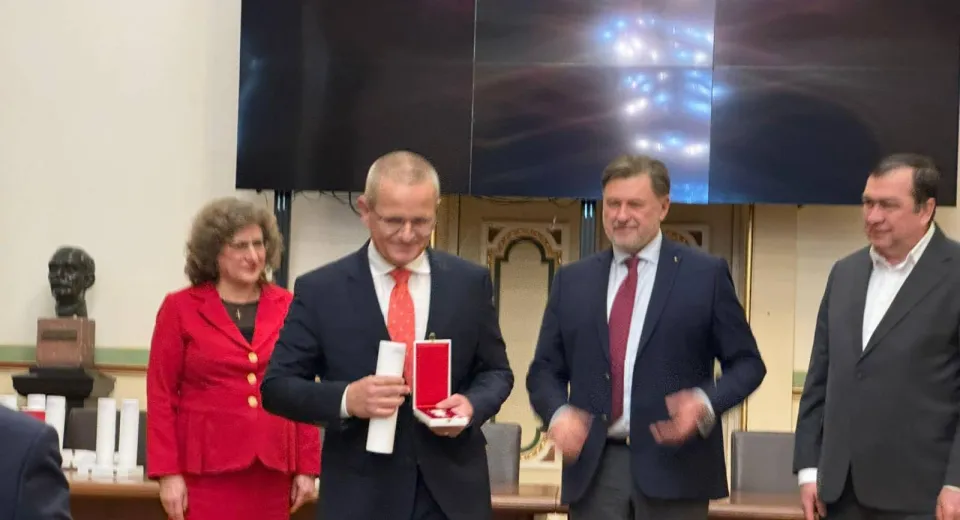 Foto Medicul craiovean Michael Schenker a primit Ordinul „Meritul Sanitar” în grad de Cavaler 