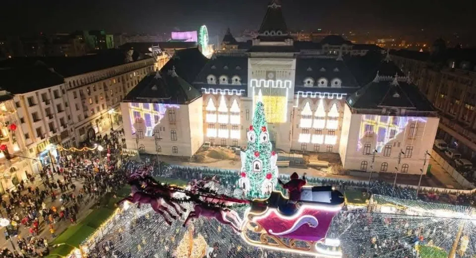 Foto Zilele când sania lui Moș Crăciun zboară de două ori deasupra Pieței Mihai Viteazul din Craiova 