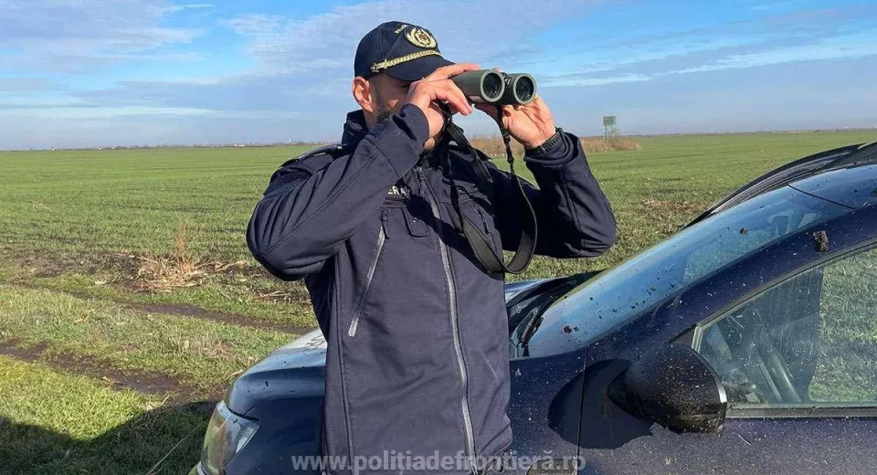 Foto Patru migranți descoperiți ascunși în lada de depozitare de sub semiremorcă la Nădlac