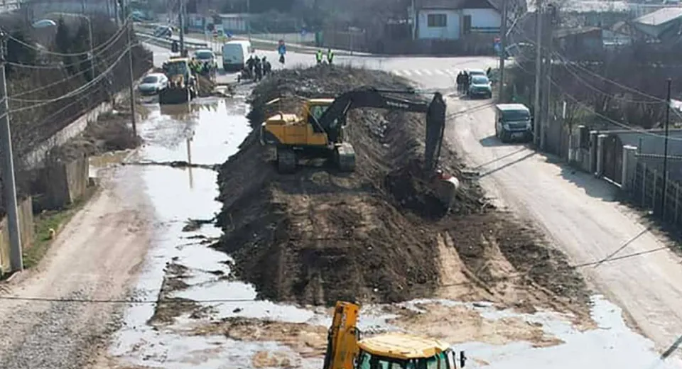 Foto Debutul lucrărilor la bulevardul Mălinului din Bariera Vâlcii a lăsat cartierul fără apă