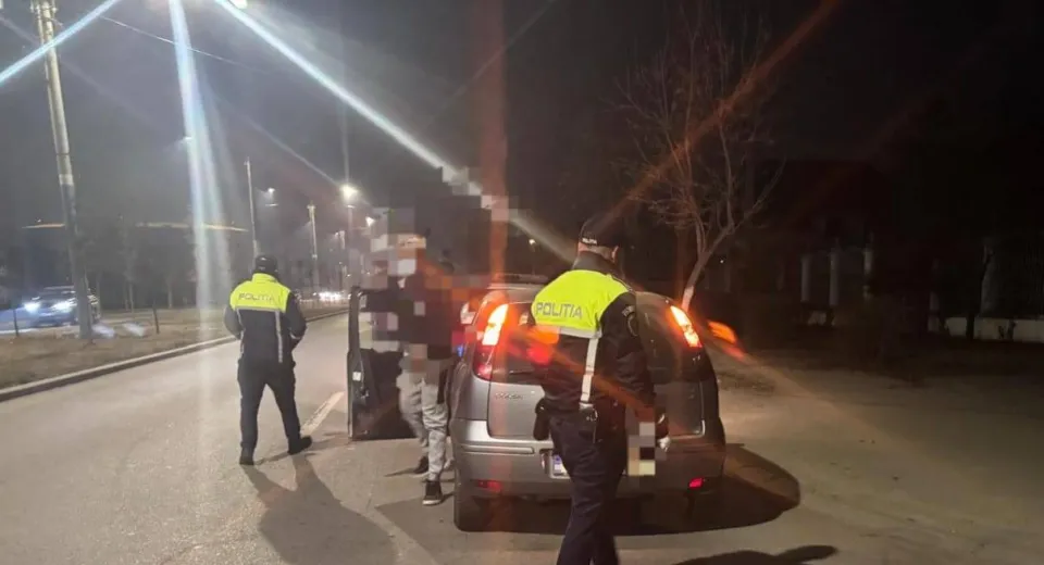 Foto Un tânăr s-a urcat băut la volan și a lovit o mașină parcată pe o stradă din Craiova