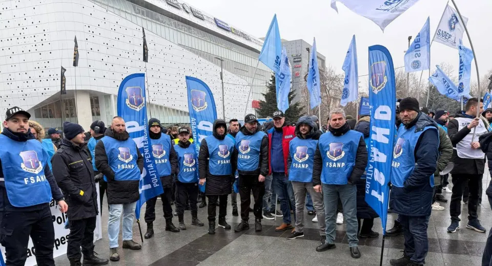 Foto Polițiștii de penitenciar din Craiova, protest în Piața Mihai Viteazul 
