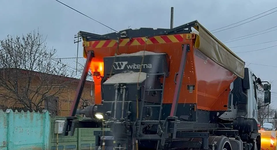 Foto Prima zăpadă | Salubritatea Craiova a intervenit pentru a asigura trafic sigur în oraș