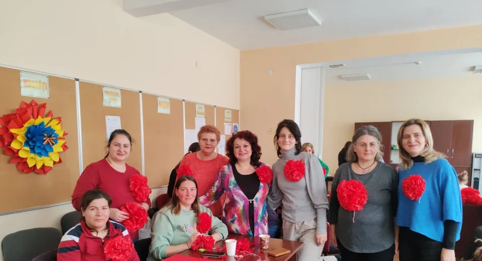 Foto La Craiova, Campania „Adoptă o mamă” începe cu flori și zâmbete