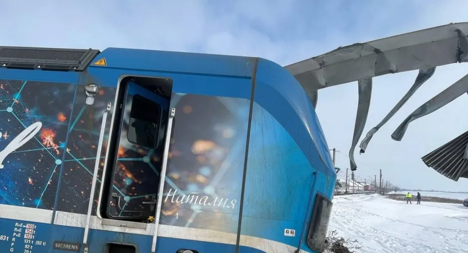 Foto Patru vagoane și locomotiva deraiată, ridicate de la locul accidentului feroviar din Radomirești