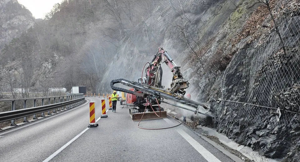 Foto Trafic restricționat pe DN7 din cauza lucrărilor de protecție a versanților