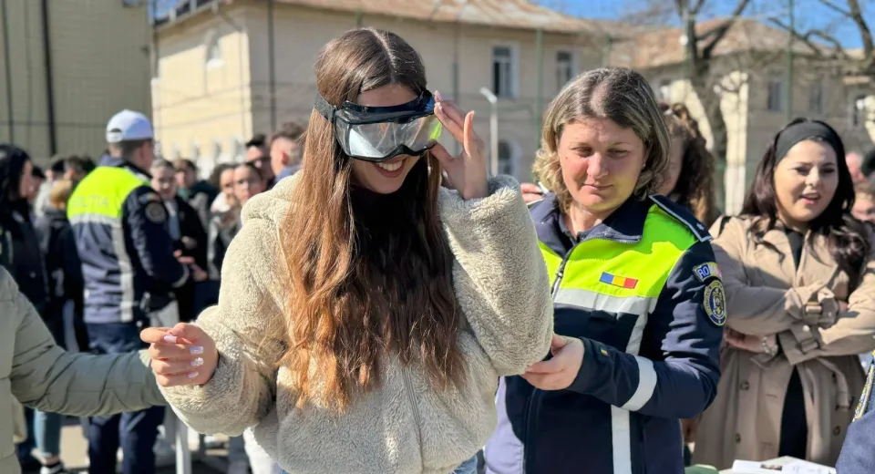 Foto Elevii craioveni și lumea poliției. Activități captivante pentru promovarea meseriei de polițist