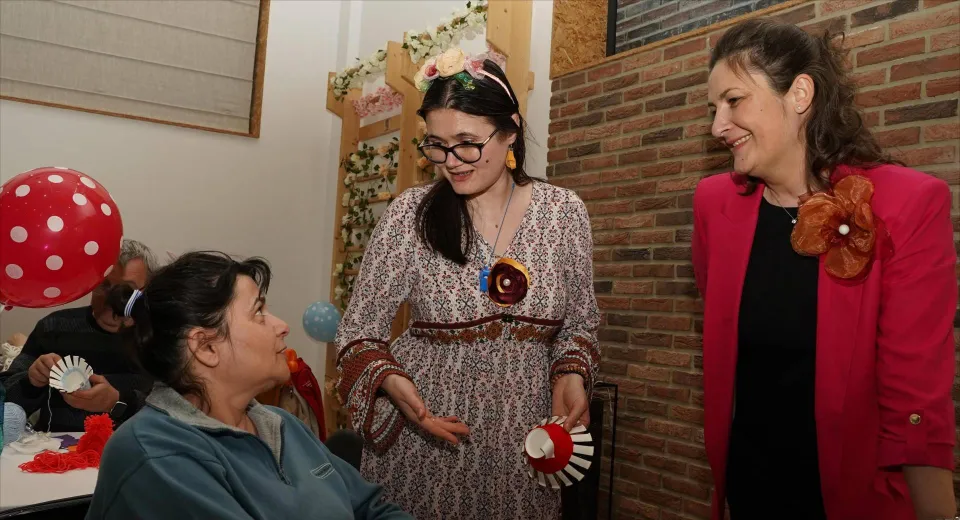 Foto Mâini care creează, inimi care se vindecă, atelier derulat la Centrul de Recuperare „Sf. Nectarie” din Craiova