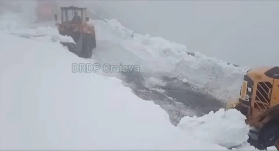 Foto VIDEO: A început deszăpezirea pe Transalpina