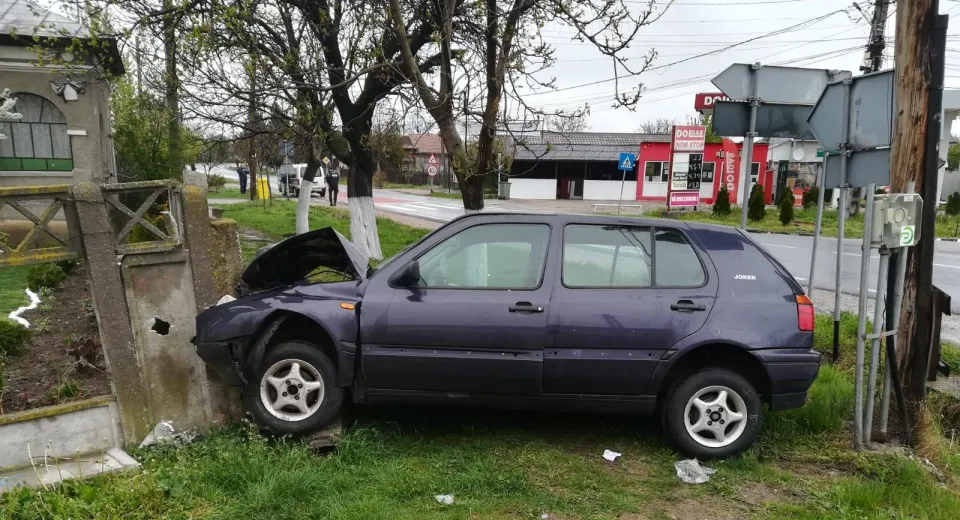 Foto Un șofer oltean a ajuns la spital după o depășire neregulamentară