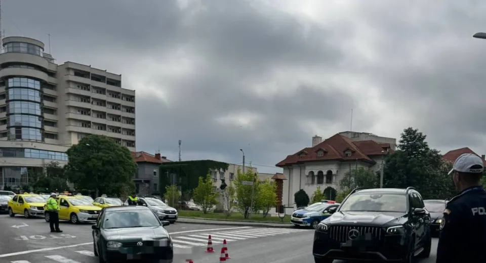 Foto Accident rutier în Craiova: Femeie lovită pe trecerea de pietoni
