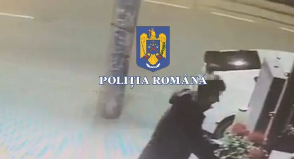 Foto Reținut pentru 11 furturi de flori de pe terasa unei cofetării din Craiova
