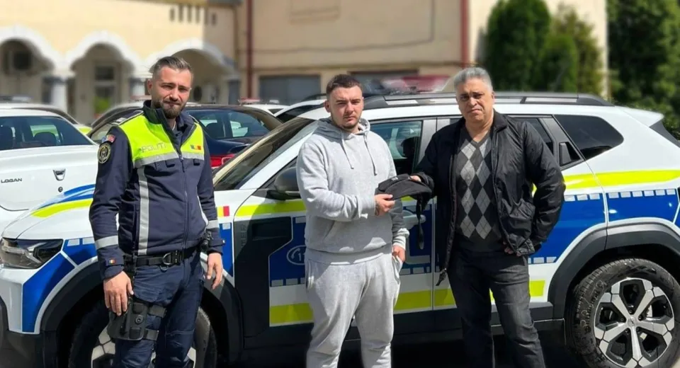 Foto Un bărbat din Craiova a dus la poliție o borsetă cu 400 de lei