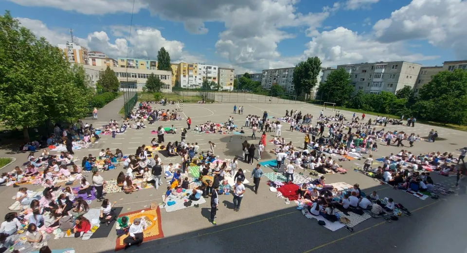 Foto Râsete, îmbrățișări și speranță: Cum s-a trăit Ziua Încrederii în curtea Școlii Mihai Viteazul din Craiova 

