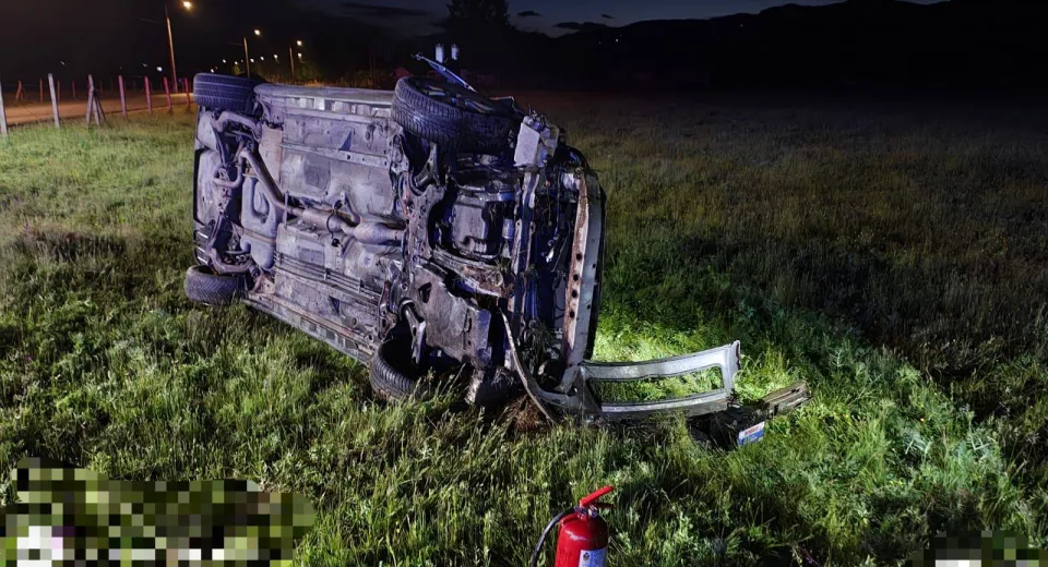 Foto S-a răsturnat cu mașina la Dăești. Cinci persoane rănite