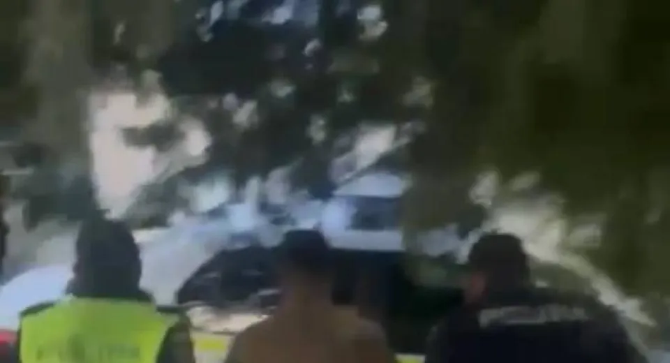 Foto Bărbat reținut după ce a atacat mașinile unui presupus agresor