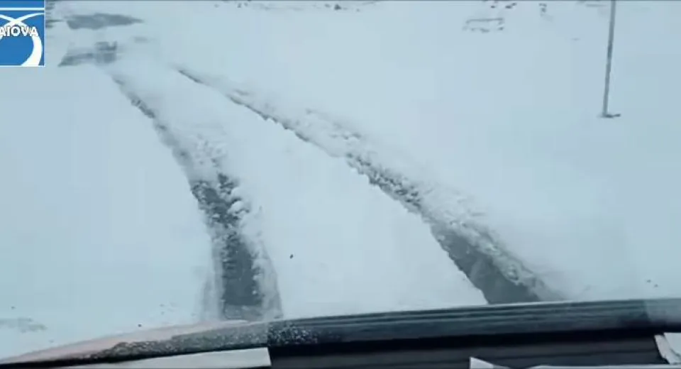 Foto VIDEO: Transalpina, acoperită de zăpadă. Drumarii suspendă lucrările de redeschidere