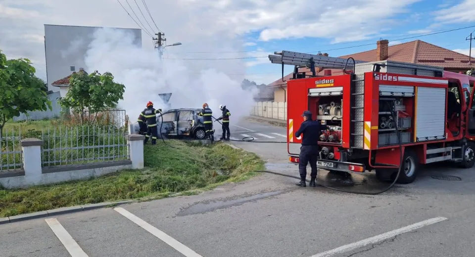 Foto O mașină a luat foc pe strada Popoveni din Craiova