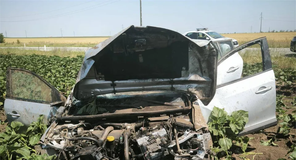 Foto DOLJ: A pierdut controlul volanului și a ajuns cu mașina în câmp. Trei răniți 