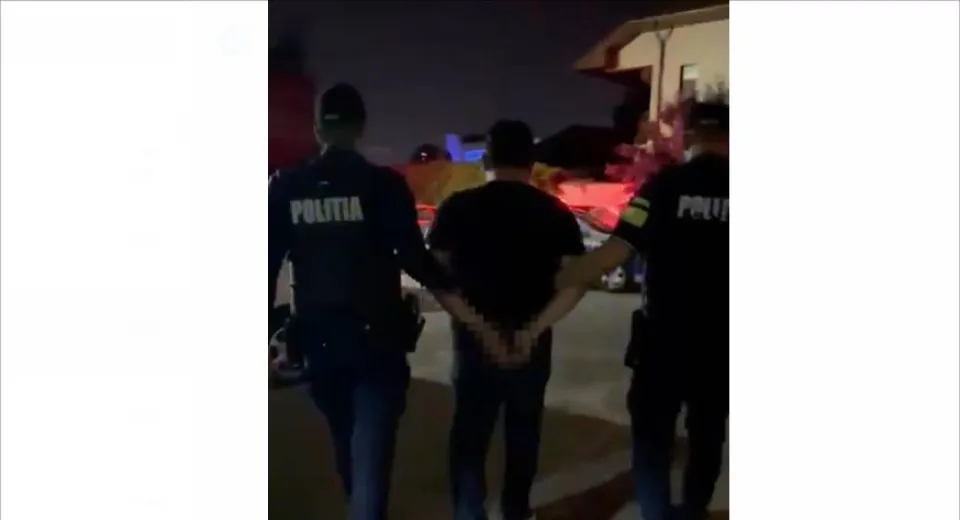Foto Autoturism incendiat pe o stradă din Craiova. Suspectul, reținut de polițiști