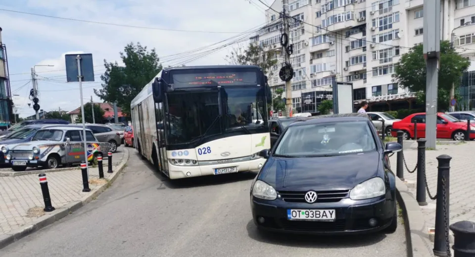 Foto CRAIOVA: Trafic paralizat pe Carol din cauza unei mașini parcate neregulamentar  