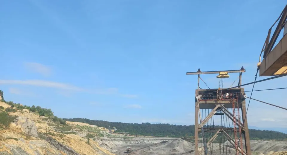 Foto CE Oltenia: Intervenție de urgență după o alunecare de teren la Rovinari