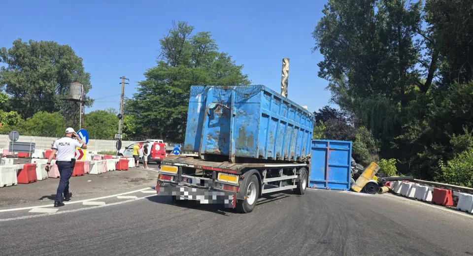 Foto TIR răsturnat la Budești, pe DN7
