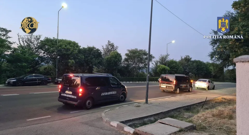 Foto Rețea de hackeri destructurată în Vâlcea și Sibiu. Înșelau străini prin anunțuri false online