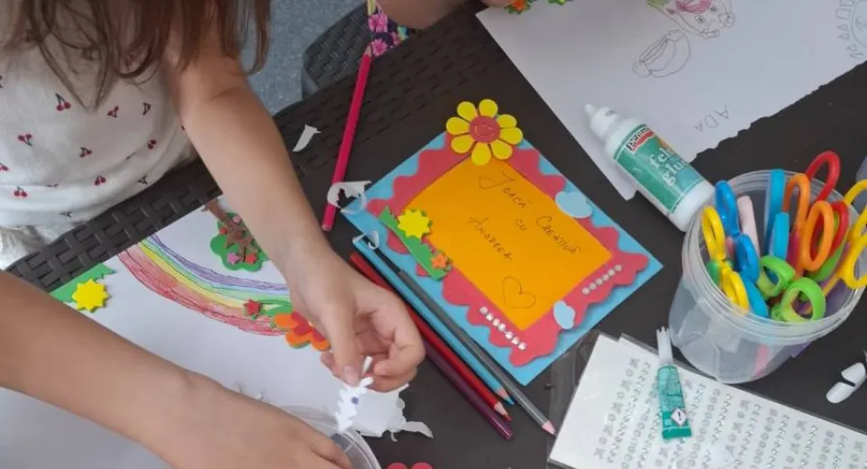 Foto Creativitate cu lipici și sclipici la atelierele Andreei 