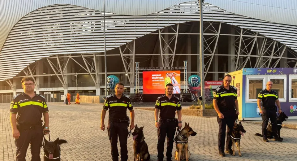 Foto Câinii polițiști Gom, Fabe, Gav, Guc și Guv, prezenți la Festivalul Intencity pentru ca distracția să se desfășoare în siguranță